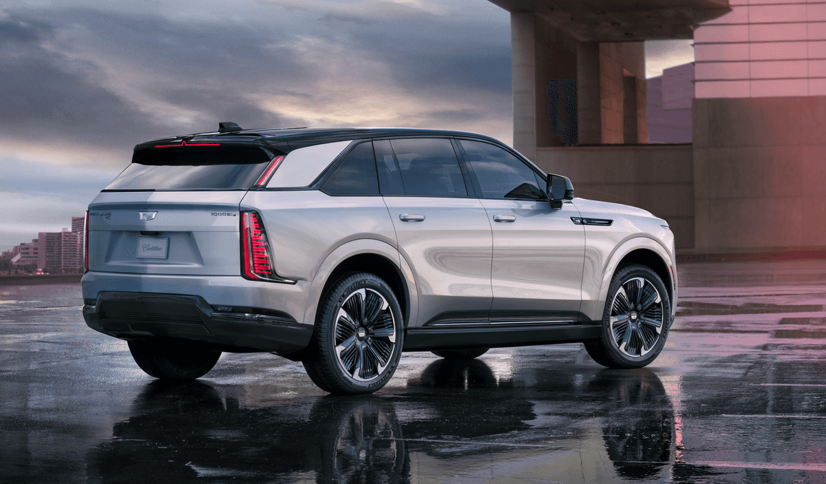 2025 Cadillac Escalade Towing Capacity – Linus Cadillac 2025 Cadillac Escalade towing a luxury boat in Vero Beach