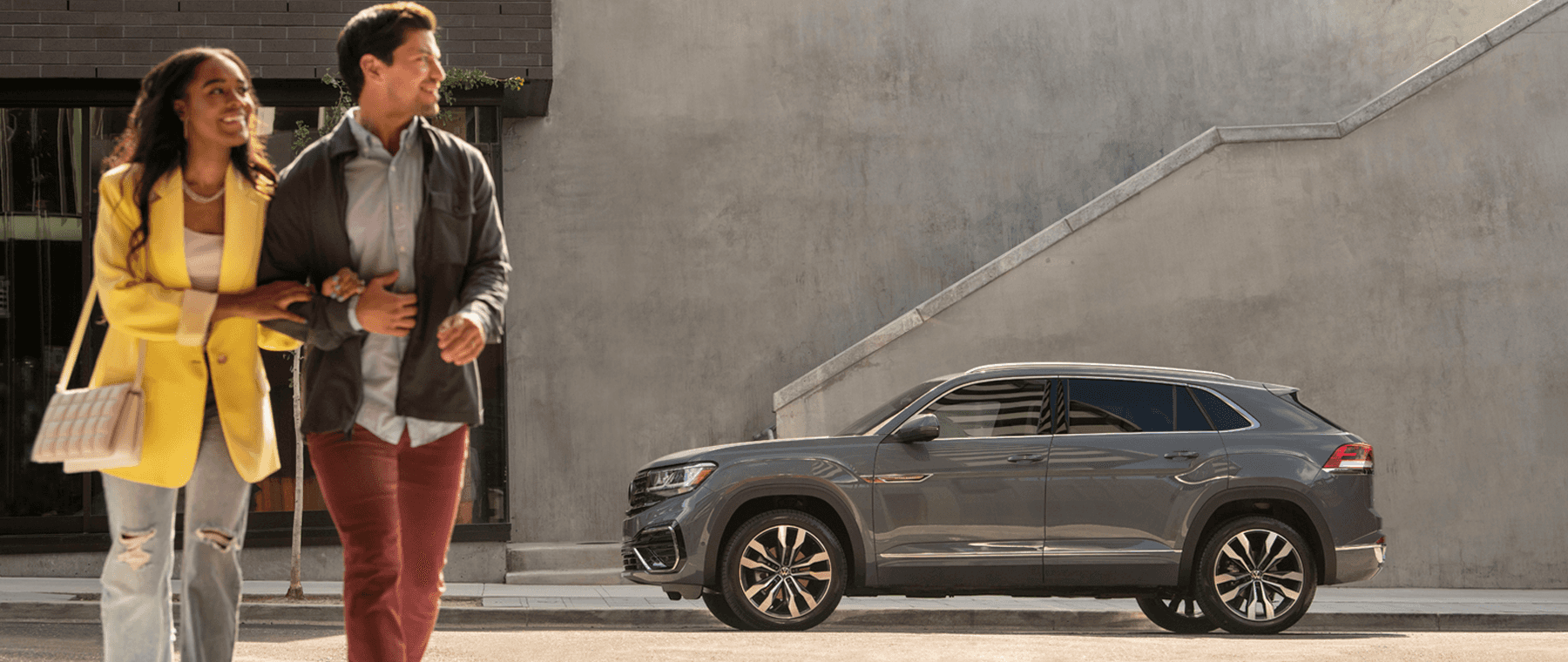 MY23 ACS R-Line SEL Premium 4MOTION – Pure Grey – Exterior – Profile – Lifestyle